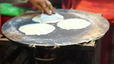 Tay tatlı Roti saimai el yapımı hamur ile sopa ve ince roti yapmak için sıcak tava koyun