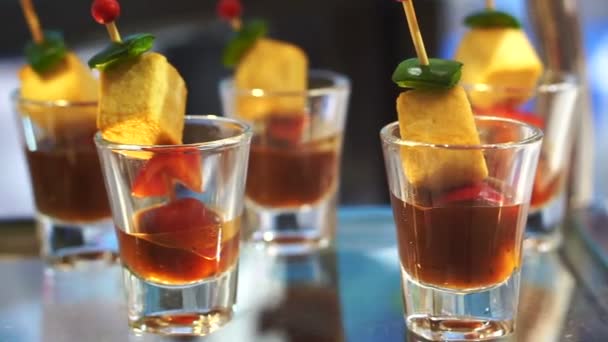 Ryby koule jednohubky na koktejlovém večírku samostatně balených ve skle — Stock video