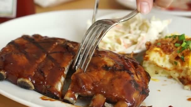 Barbacoa costillas de cerdo bebé de repuesto con ensalada de col jugosa y puré de papas — Vídeos de Stock