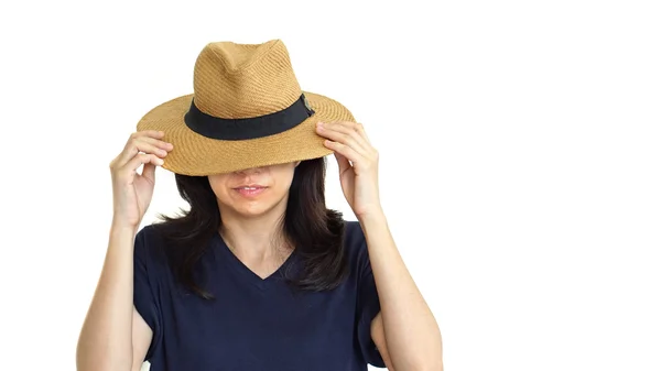 얼굴을 숨기고 모자를 쓰고 캐주얼 동남 아시아 소녀 — 스톡 사진
