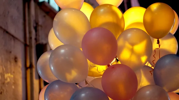 Πολύχρωμα σε μπαλόνια κόμμα πόλη τη νύχτα με ηλεκτρικό πίσω — Φωτογραφία Αρχείου