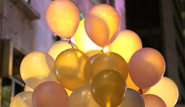 Renkli arka ışıklı ile gece kasaba parti balonlar — Stok fotoğraf