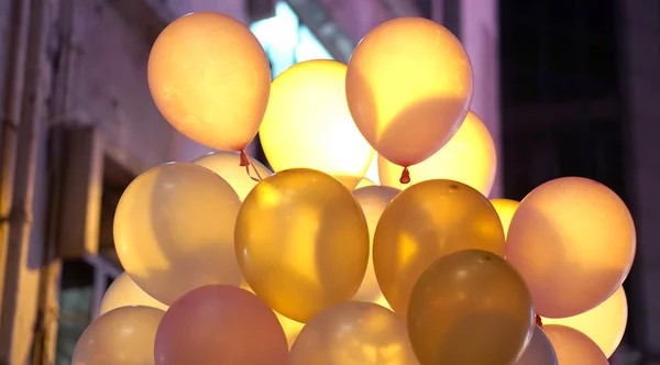 Renkli arka ışıklı ile gece kasaba parti balonlar — Stok fotoğraf
