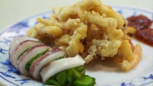 Lulas fritas taiwanesas e pepino recheado vapor cuttle peixe comida local — Vídeo de Stock