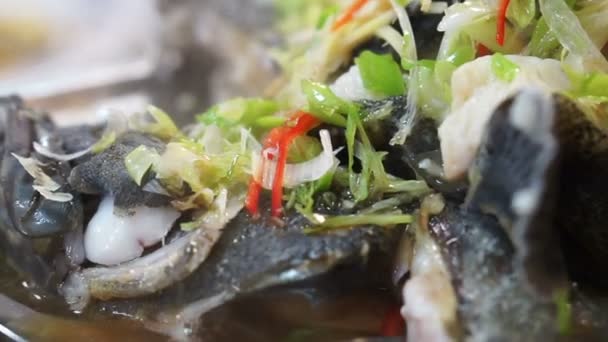 아시아 중국 스타일 전체 생선 찜 간장 소스와 토 핑 봄 양파 — 비디오