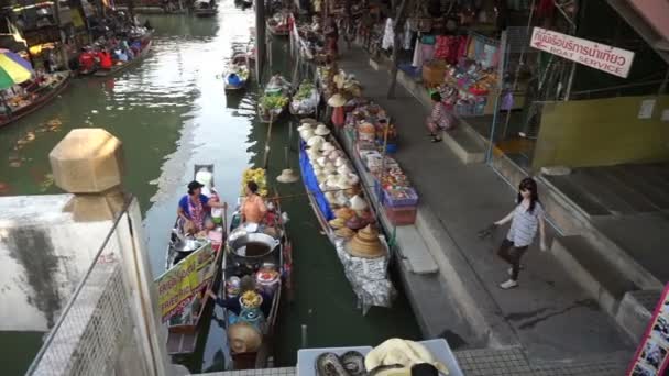 Damnoen Saduak, Thailand - April 2016: Uitzicht op de drijvende markt kanaal beste toeristische bezienswaardigheid van Thailand. — Stockvideo