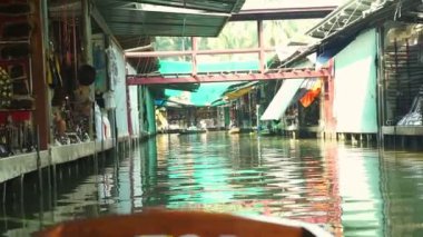 Damnoen Saduak, Tayland - Nisan 2016: Turistik bir bakış açısı Pov tekne yüzen Pazar pazar seyir. Görünümü nasıl yerel canlı 