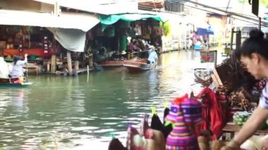 Damnoen Saduak, Tayland - Nisan 2016: Yüzen Pazar kanal en iyi turistik landmark Tayland görünümünü.