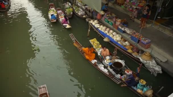 Damnoen Saduak, Tayland - Nisan 2016: Yüzen Pazar kanal en iyi turistik landmark Tayland görünümünü. — Stok video