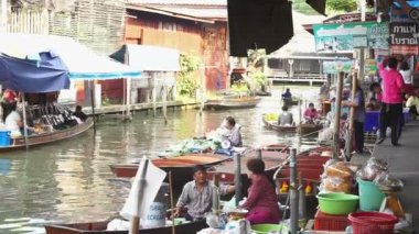 Damnoen Saduak, Tayland - Nisan 2016: Yüzen Pazar kanal en iyi turistik landmark Tayland görünümünü.