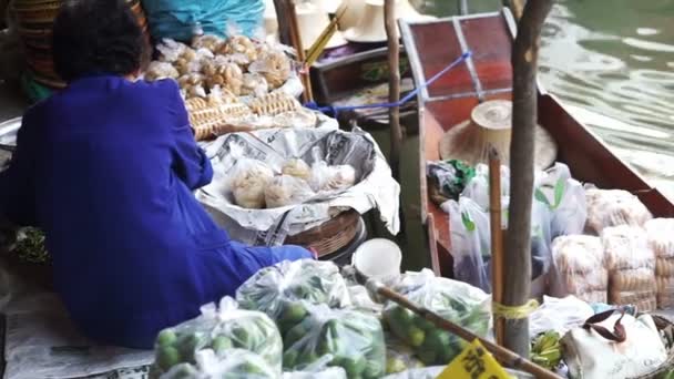 Damnoen Saduak, Thailand - April 2016: Lokale Thaise mensen die bijzondere wijze van betaling op de boot op de drijvende markt — Stockvideo