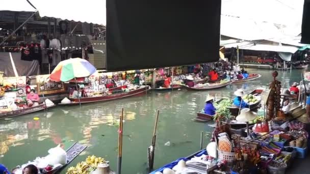 Damnoen Saduak, Thailand - April 2016: Visa av flytande marknaden canal bästa turist landmärke i Thailand. — Stockvideo