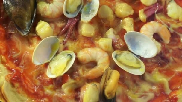 Ovanifrån av skaldjur toppning pizza, mussla, räkor, musslor och pilgrimsmussla — Stockvideo