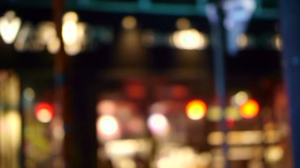 Размытый вид снаружи ресторана и ночного бара с подсветкой внутри — стоковое видео