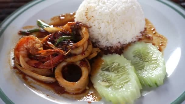 Thailändische Fast-Food-Chilipaste mit Meeresfrüchten über Reis gebrannt — Stockvideo