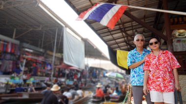 Tayland yüzen retirment gezi sahip Asya yaşlı çift 