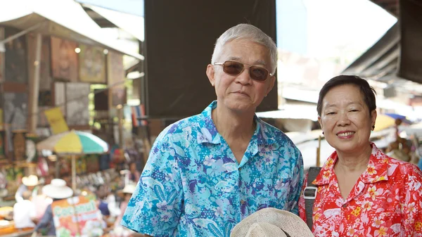 Asiática senior pareja tener divertido retiro viaje alrededor del mundo — Foto de Stock