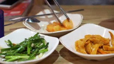 Sınırsız stok yenileme kimchi Koreli Restaurant. Turp turşu tablo üzerinde kullanılabilir