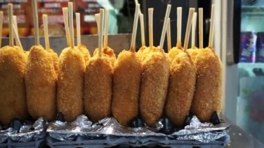 Hırpalanmış Korece Sosis ateş, Mısırlı sosis kızartması kaplı