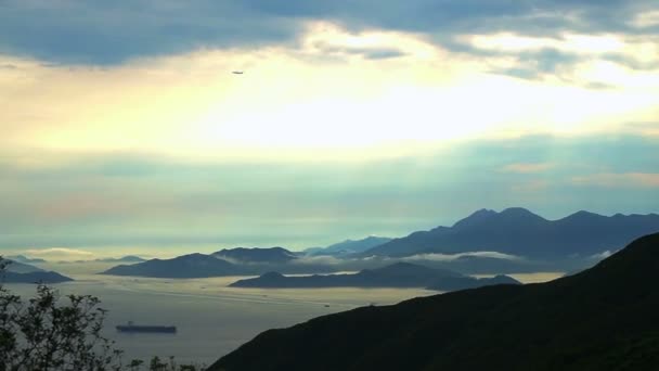 Céu vista abstrata da baía do oceano em Hong Kong. Pôr do sol com luz dourada, sombra de montanha e poderia — Vídeo de Stock