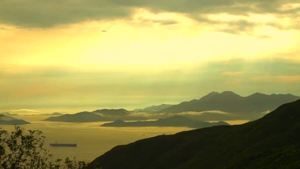 Golden ocean bay with mountain silhouette landscape. beautiful panorama view of nature — Stockvideo