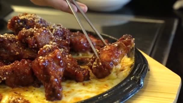 Molho vermelho picante frango tambor paus e asas servem com queijo derretendo na panela quente — Vídeo de Stock