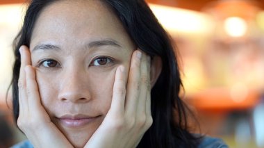 Karışık yarış Asyalı kadın kameraya doğal cilt tonu ile seyir 