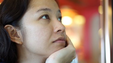 Karışık yarış Asyalı kız yüzünü kapatın. Durun ve düşünün kadar arıyorum