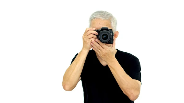 Asiatique senior homme photographe professionnel prenant des photos sur fond blanc isoler — Photo