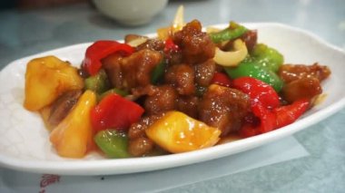 Hong Kong Restoran, Çin Mutfağı tatlı ve ekşi domuz eti yemek yemek çubukları