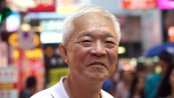 Азіатський старший чоловік насолоджуючись подорож подорожі на вечорі в Mongkok, Сполучені Штати Америки — стокове відео