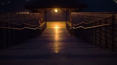 Gece okyanus dağ iskelede için yol. Soyut umut ve karanlığın içinde ışık