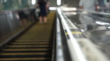 Japon yürüyen merdiven şekilde hızlı yürümeyi rush insanlar için bir tarafta duracak