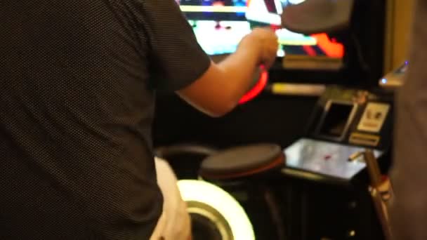 Teen ragazzo che gioca gioco di musica arcade, stimolazione del tamburo — Video Stock