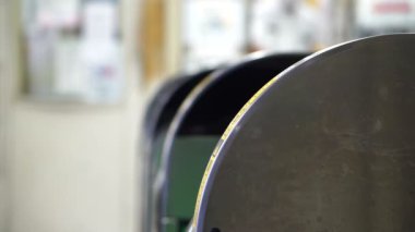 Banliyö tren, metro ya da metro kullanmayı kapısı okuyucu üzerinde ulaşım kartı kullanarak dokunmadan görünümünü RF soyut