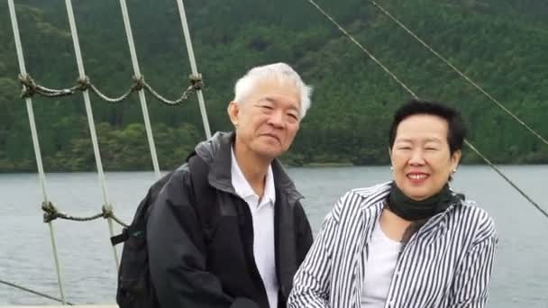 Pareja mayor navegando en barco durante las vacaciones de jubilación — Vídeos de Stock