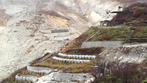 Активная вулканическая долина Хаконэ Овакудани. Вид сверху на шахту и крутой спуск — стоковое видео