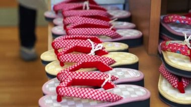 Japon tarzı sandle bambu ve çim yapma