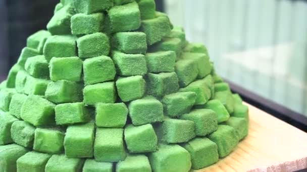 Japán desszert, halom zöld tea por cukorka édesség — Stock videók