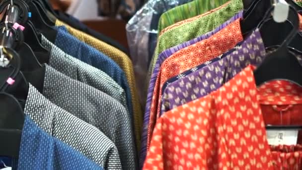 Colorful Japanese yukata selling at shop in tourist area of Tokyo — Stock Video