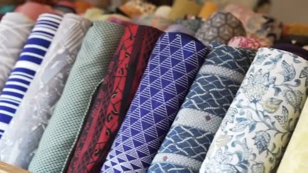 Venta de rollo de tela de moda japonesa yukata y kimono en la tienda en Japón — Vídeos de Stock
