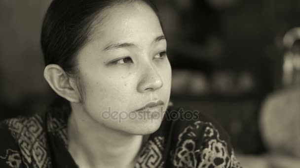 Hermosa mujer asiática sentada y pensando en blanco y negro — Vídeos de Stock