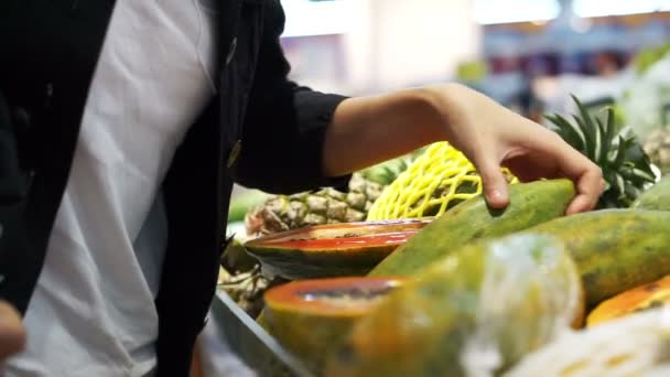 Asijských přistěhovalců žena nakupování ovoce v supermarketu. Abstraktní složité ekonomické době — Stock video