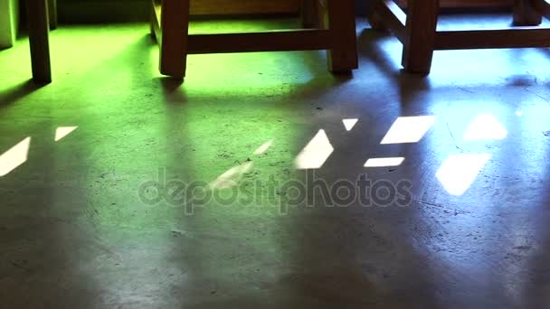 Traditionell asiatisk fläck glas och trä stil. Abstrakt bakgrund av färgglada ljus som reflekteras på golvet — Stockvideo