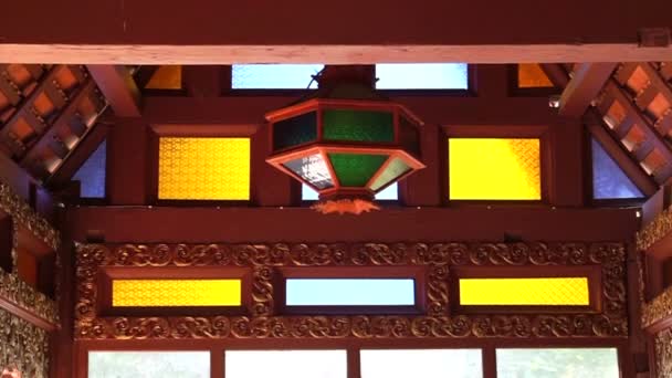 Vidro colorido de mancha decorando na arquitetura de madeira tailandesa — Vídeo de Stock
