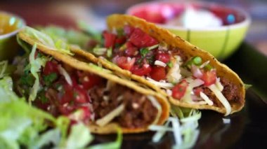 Sert kabukları taco salsa soslu biftek. Popüler Meksika yemeği