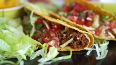 Sert kabukları taco salsa soslu biftek. Popüler Meksika yemeği