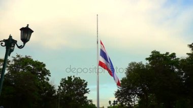 Yarıya veya saygı için Tayland ulusal bayrak ve mouring half-staff