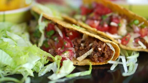 Tvrdé skořápky hovězí taco s tomatovou salsou. Populární mexické jídlo — Stock video