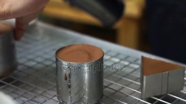 el feneri brülör pişirme ile paslanmaz kalıp üzerinden fetişlerin çikolatalı kek